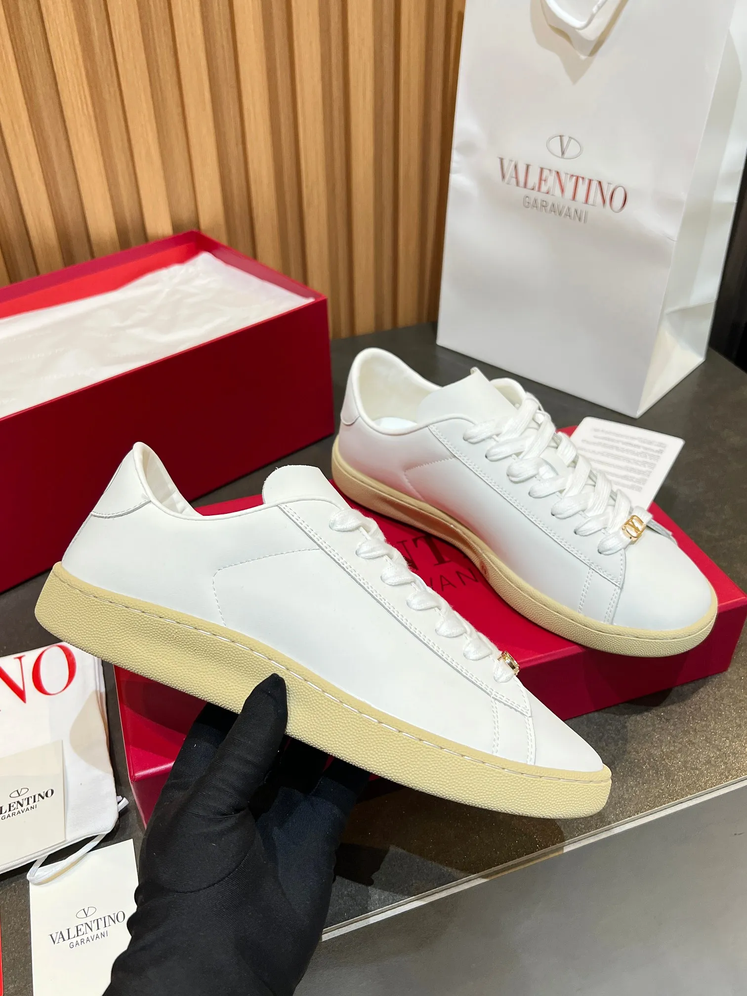 [Valentino] P: 640💰 Couple style, size: women 35-40▪️men 39-44 (45. Customized) Valentino VLTN casual shoes 2025 latest moral training shoes I can't put it down. Seiko details of cowhide sneakers, retro fashion, simple and advanced, casual matching. 1:1 restoration! Top luxury masterpiece, lace-up design, soft and comfortable imported calfskin brings excellent and elegant texture and excellent foot comfort. Top purchasing version upper: imported calfskin surface/original oil edge process + printing process. Inner lining: water-dyed cowhide lining. Outsole: original development 𝐓𝐏𝐔 two-color combination outsole. Packaging: full package with original configuration.